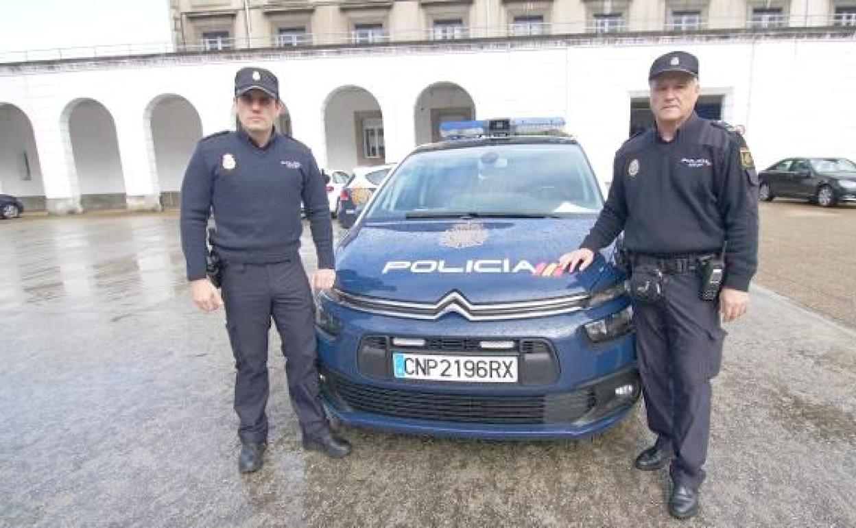 Lodario Ramón Ramón, a la derecha, junto a su hijo, antes de su última patrulla como Policía.