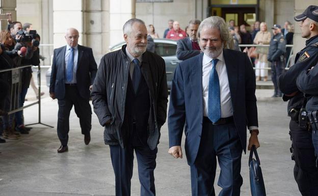 El expresidente de la Junta de Andalucía, José Antonio Griñán (c), a su llegada al juicio del caso ERE en la Audiciencia Provincial de Sevilla.