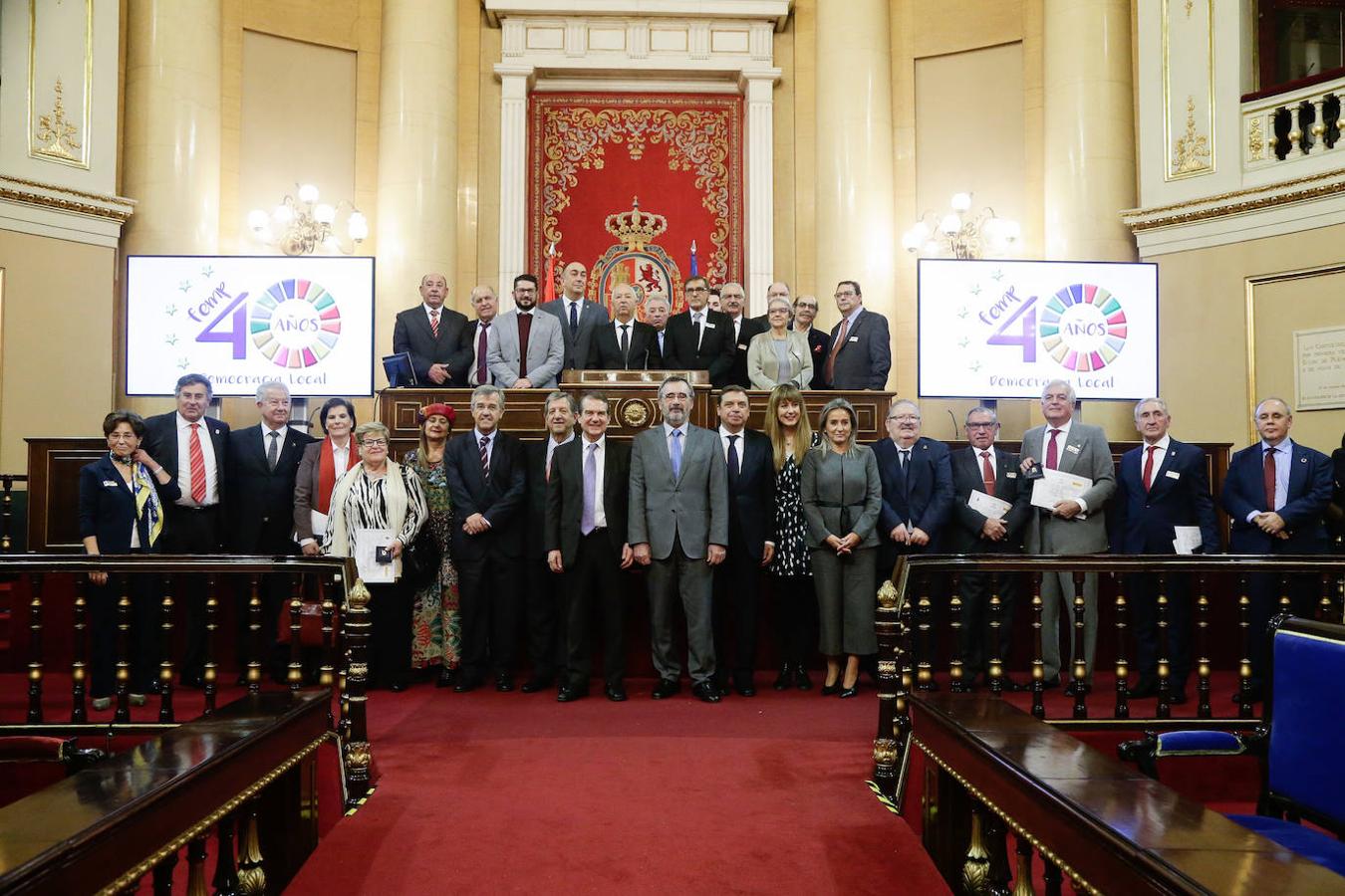 Homenaje a los alcaldes más antiguos de España en la cámara del Senado. 
