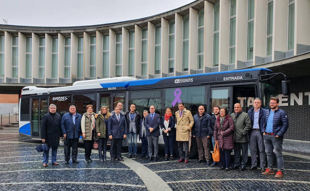 Los directores generales de la Mujer y Transportes junto a representantes de los municipios del alfoz salmantino y de Avanza.