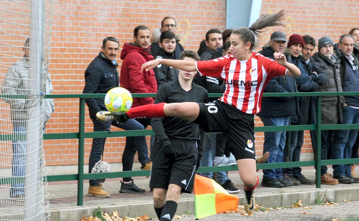 Alicia realiza un control en la banda. 