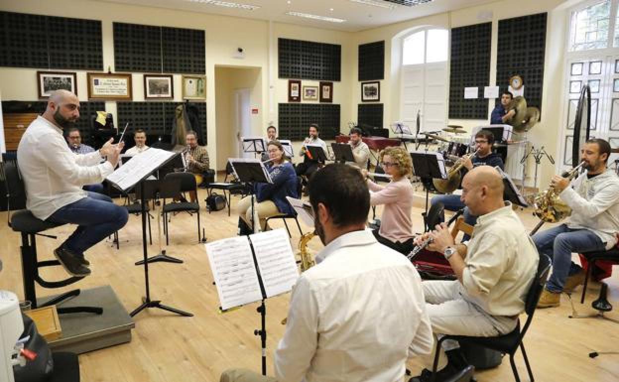 La Banda Municipal de Música de Palencia, durante uno de sus ensayos en la Academia Municipal de Música 'Claudio Prieto'.