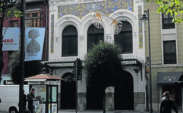 Fachada del Teatro Lope de Vega, en la calle María de Molina..