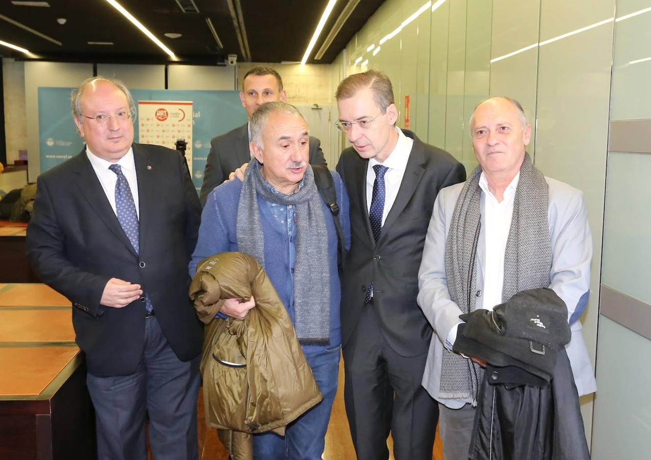 El secretario general de UGT, Pepe Álvarez, el secretario autonómico de UGT, Faustino Temprano, el presidente electo del CES, Enrique Cabero (I), y el consejero de Empleo e Industria, Germán Barrios, durante la inauguración de la jornada sobre el futuro del Corredor Atlántico.