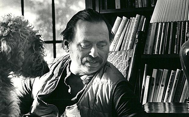 El escritor Jim Harrison, en su rancho en 1984. 