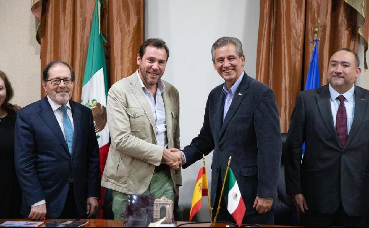 Valentín Merino, Óscar Puente y Héctor López, alcalde de León (México). 