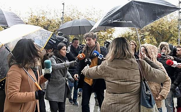 Imagen principal - Los tres acusados: arriba, Carlos Cuadrado 'Lucho'; a la izquierda, Victor Rodrìguez 'Viti'; y a la derecha, Raúl Calvo. 