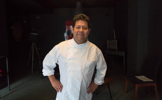 El cocinero Víctor Gutiérrez, ayer en el restaurante que lleva su nombre en Salamanca. 