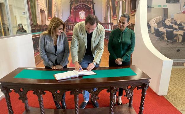 Puente firma en el libro de honor del Congreso de Guanajuato, donde fue recibido. Le acompaña, a la derecha de la imagen, Lorena del Carmen Alfaro, diputada que visitó Valladolid semanas atrás. 