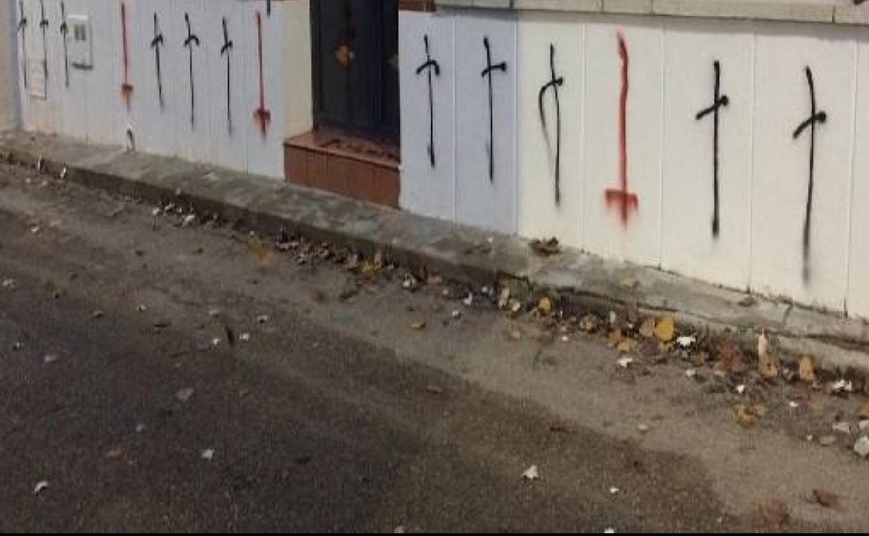 Pintadas de cruces aparecidas en algunas viviendas.