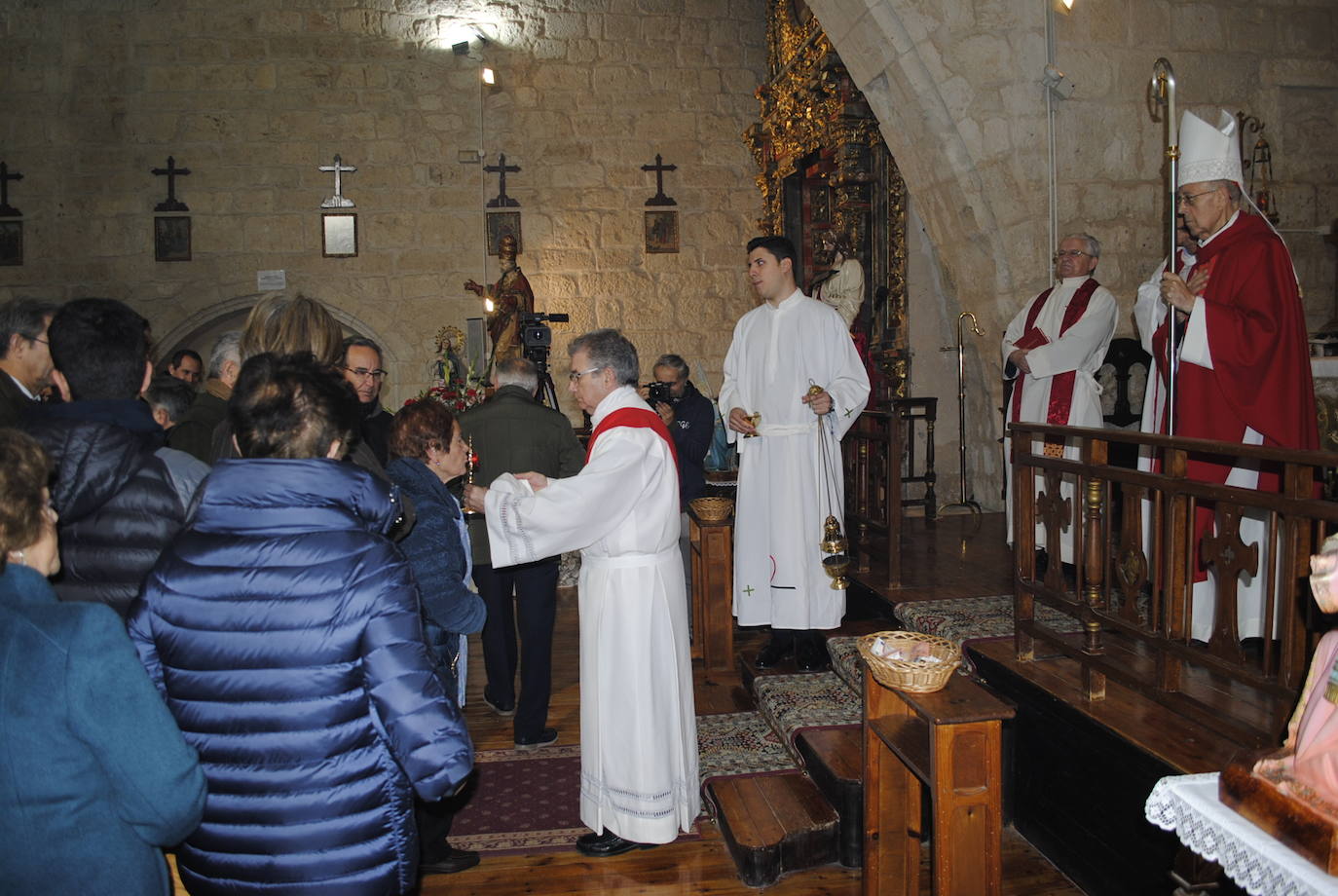 El cardenal arzobispo de Valladolid, Ricardo Blázquez, ha entregado este sábado la reliquia del patrón, durante la solemne misa de la festividad de San Clemente.