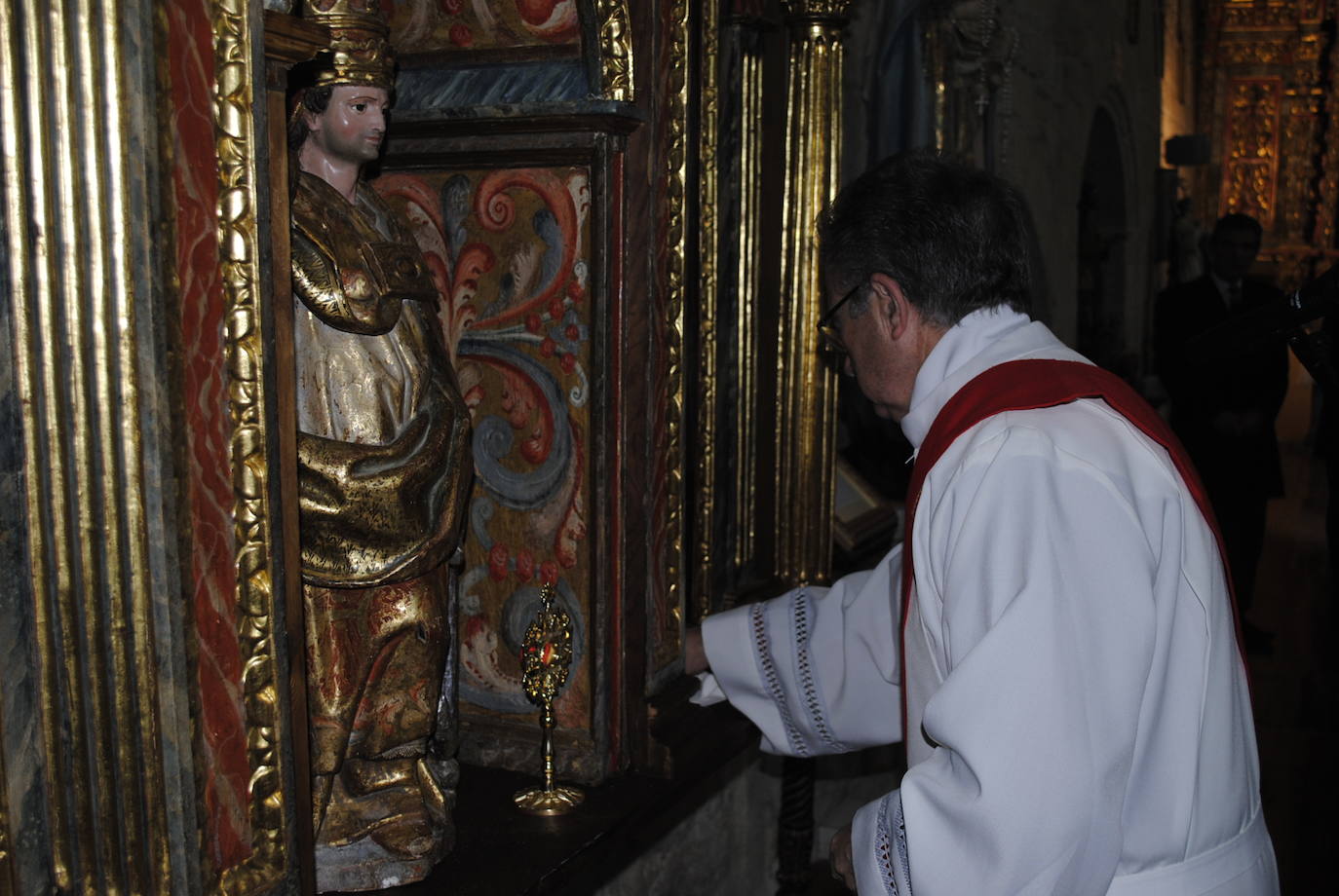 El cardenal arzobispo de Valladolid, Ricardo Blázquez, ha entregado este sábado la reliquia del patrón, durante la solemne misa de la festividad de San Clemente.