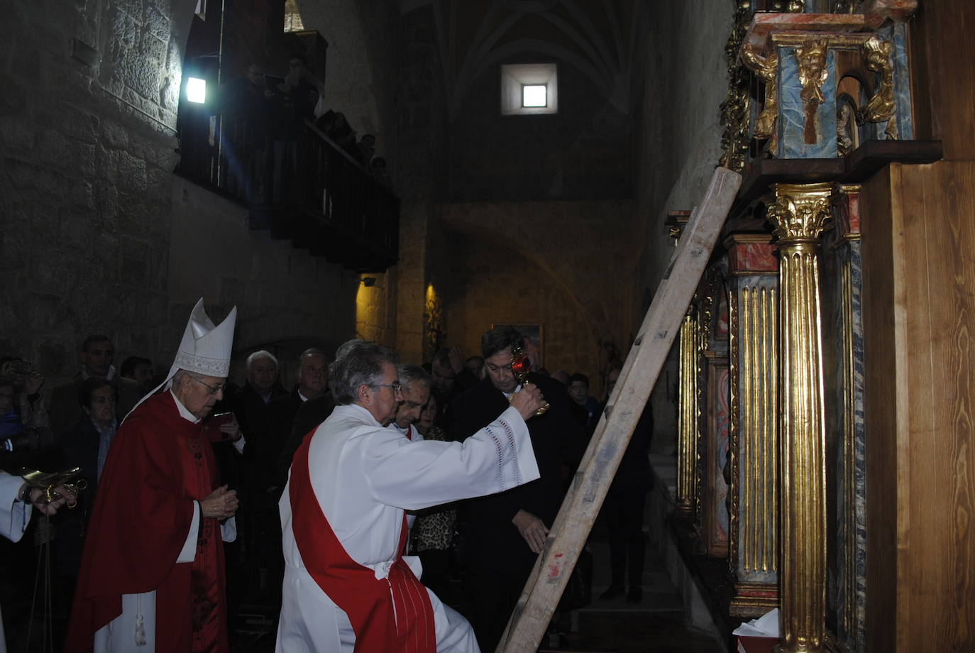 El cardenal arzobispo de Valladolid, Ricardo Blázquez, ha entregado este sábado la reliquia del patrón, durante la solemne misa de la festividad de San Clemente.