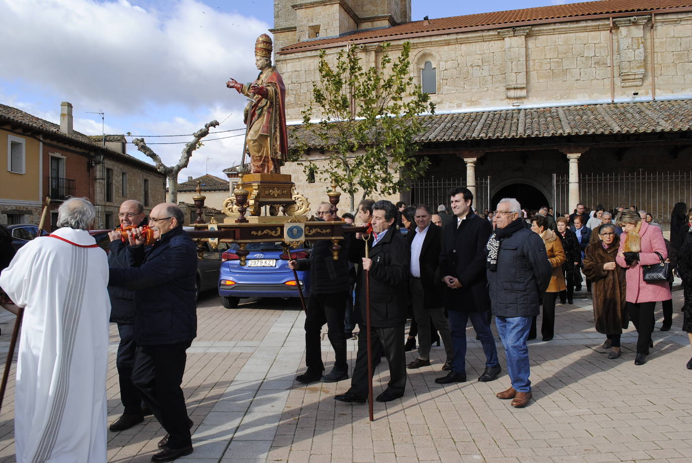 El cardenal arzobispo de Valladolid, Ricardo Blázquez, ha entregado este sábado la reliquia del patrón, durante la solemne misa de la festividad de San Clemente.