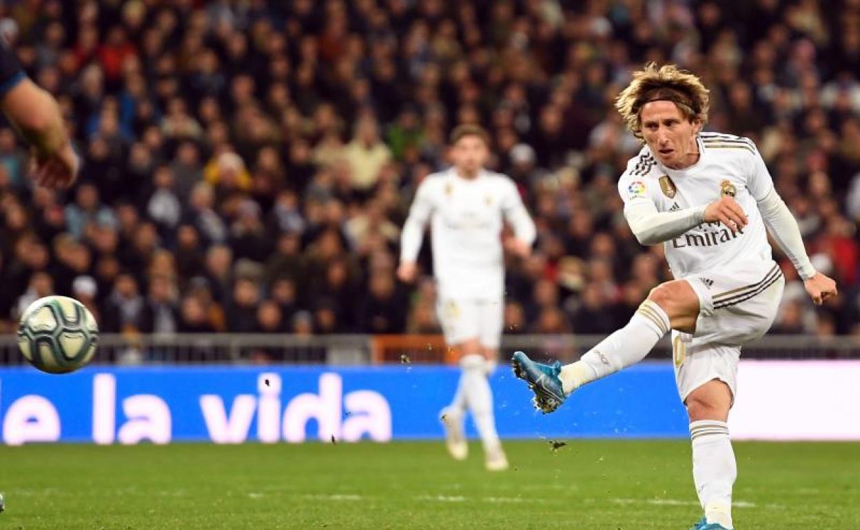 Modric marca el tercero de volea 