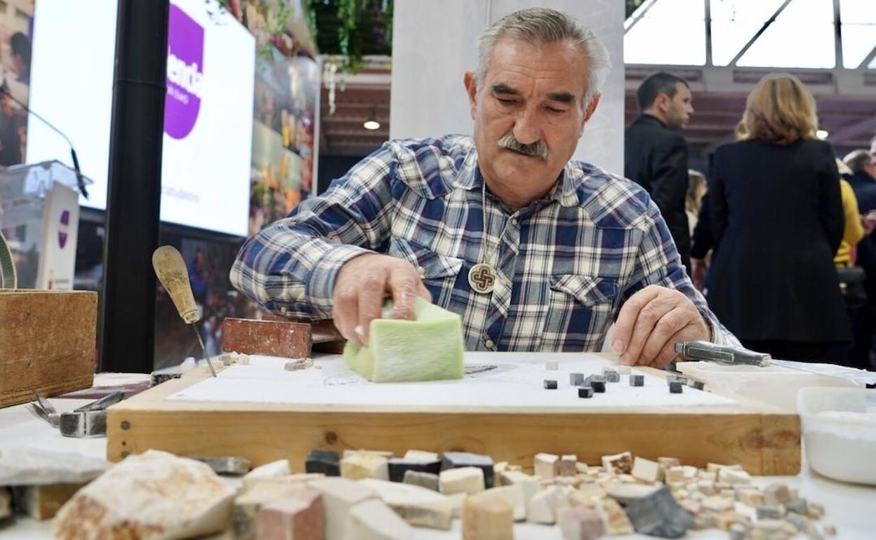 Exhibición de mosaicos en el stand de Palencia en la XXIII edición de Intur.