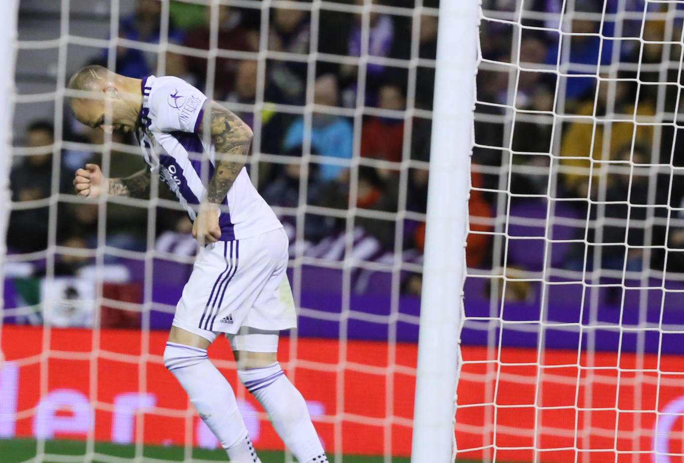 Un penalti marcado a la segunda por Banega lleva al Real Valladolid a sufrir la primera derrota de la temporada en Zorrilla.