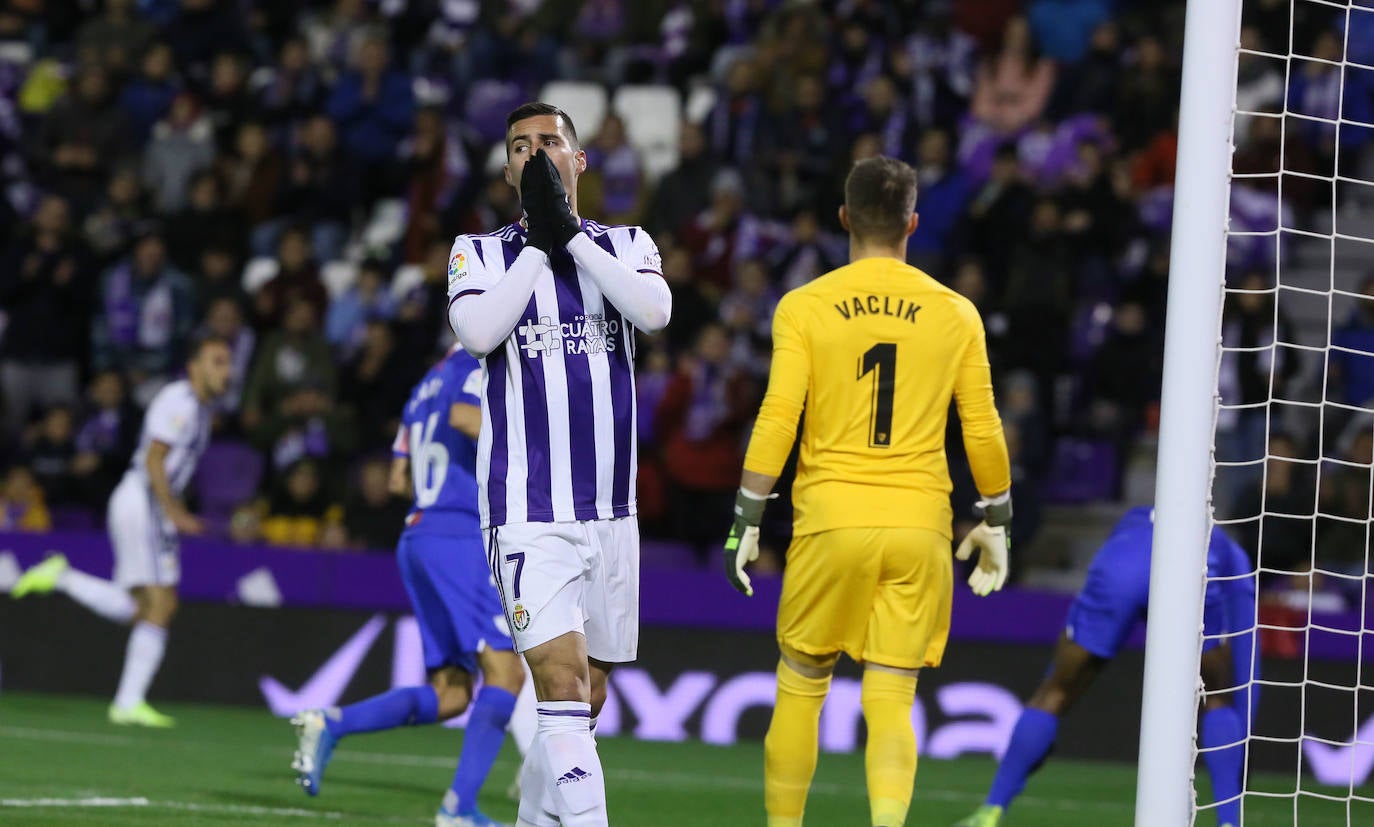 Un penalti marcado a la segunda por Banega lleva al Real Valladolid a sufrir la primera derrota de la temporada en Zorrilla.