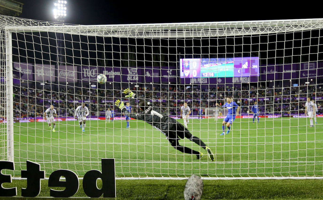 Un penalti marcado a la segunda por Banega lleva al Real Valladolid a sufrir la primera derrota de la temporada en Zorrilla.