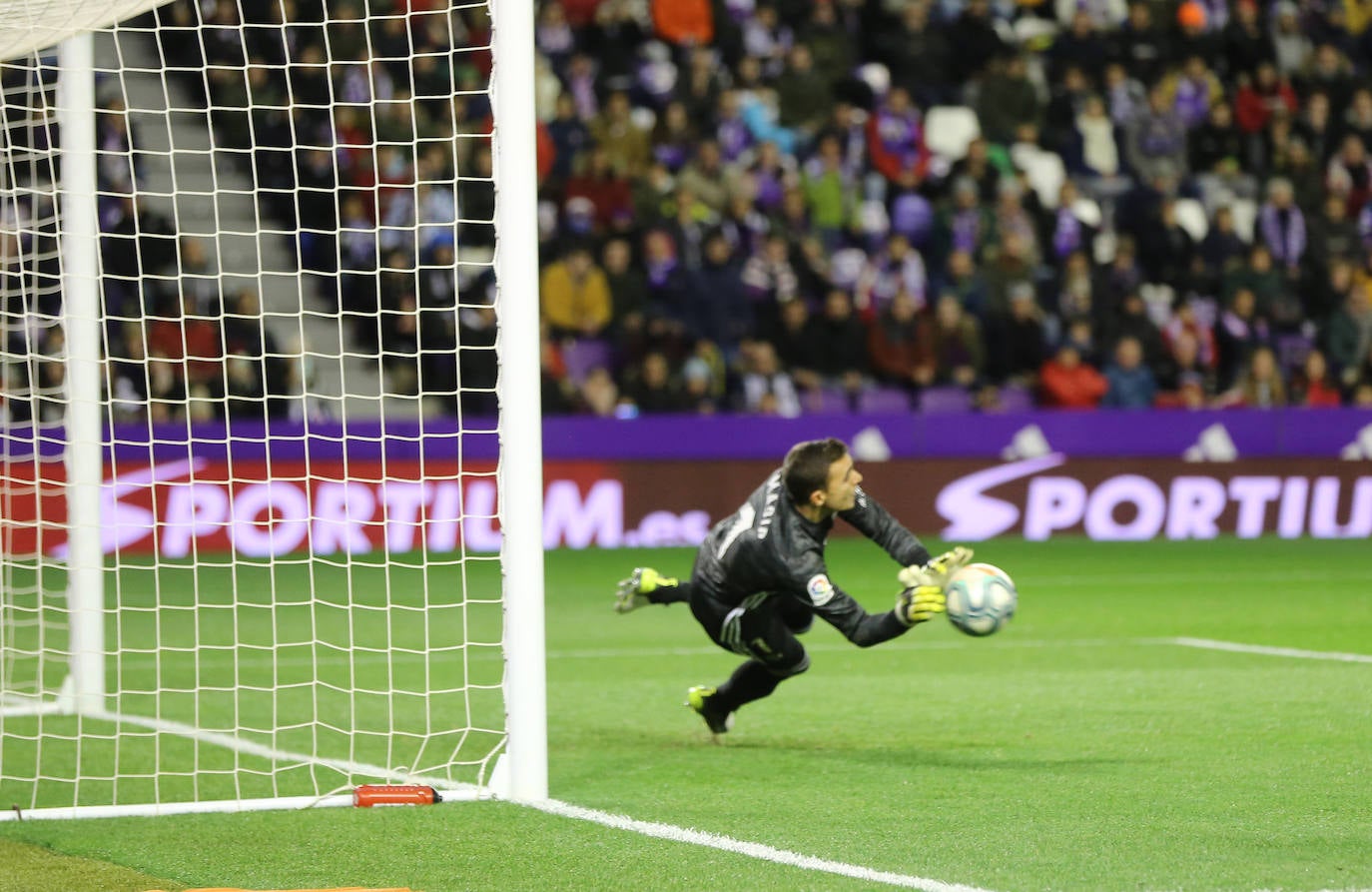 Un penalti marcado a la segunda por Banega lleva al Real Valladolid a sufrir la primera derrota de la temporada en Zorrilla.