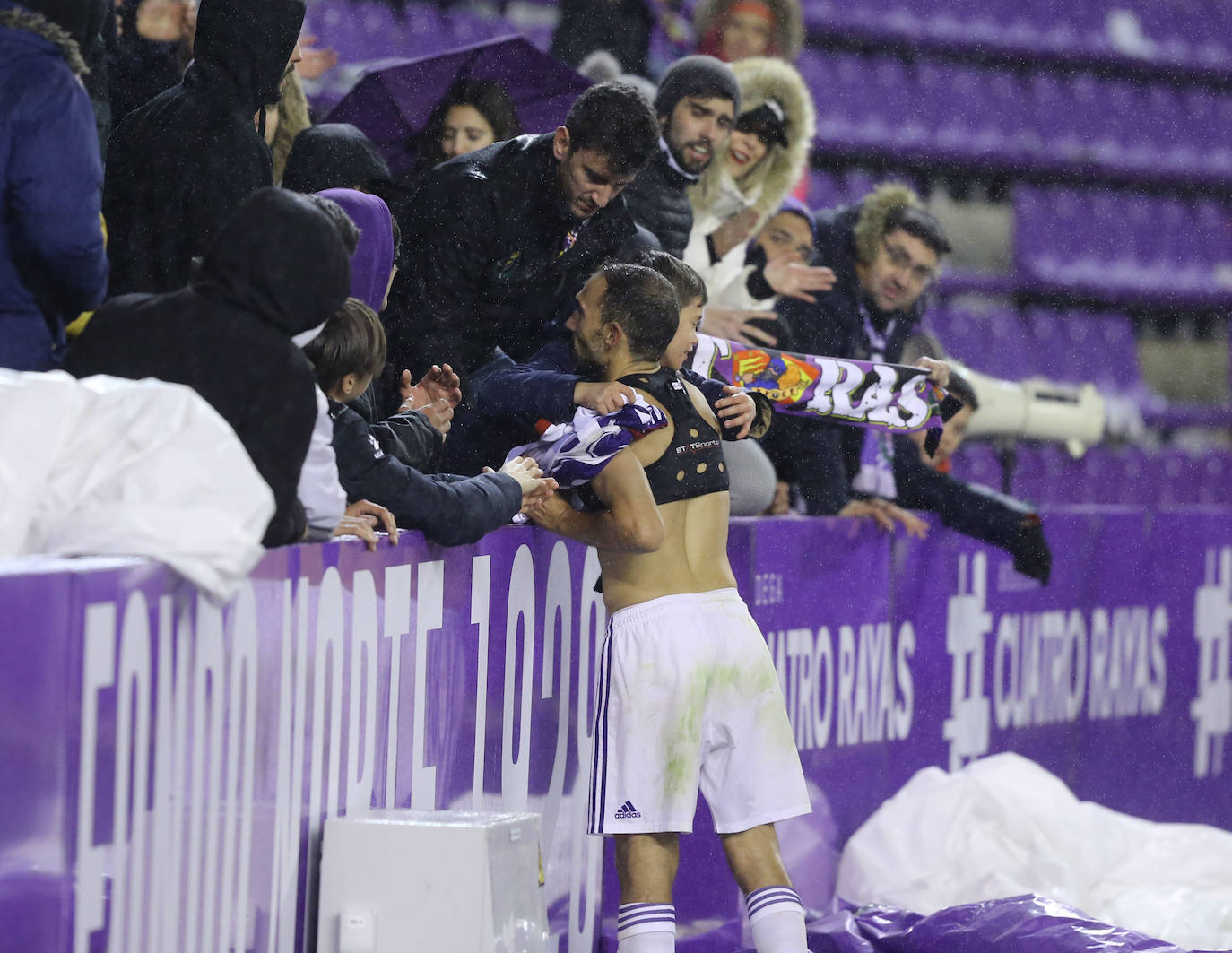 Un penalti marcado a la segunda por Banega lleva al Real Valladolid a sufrir la primera derrota de la temporada en Zorrilla.