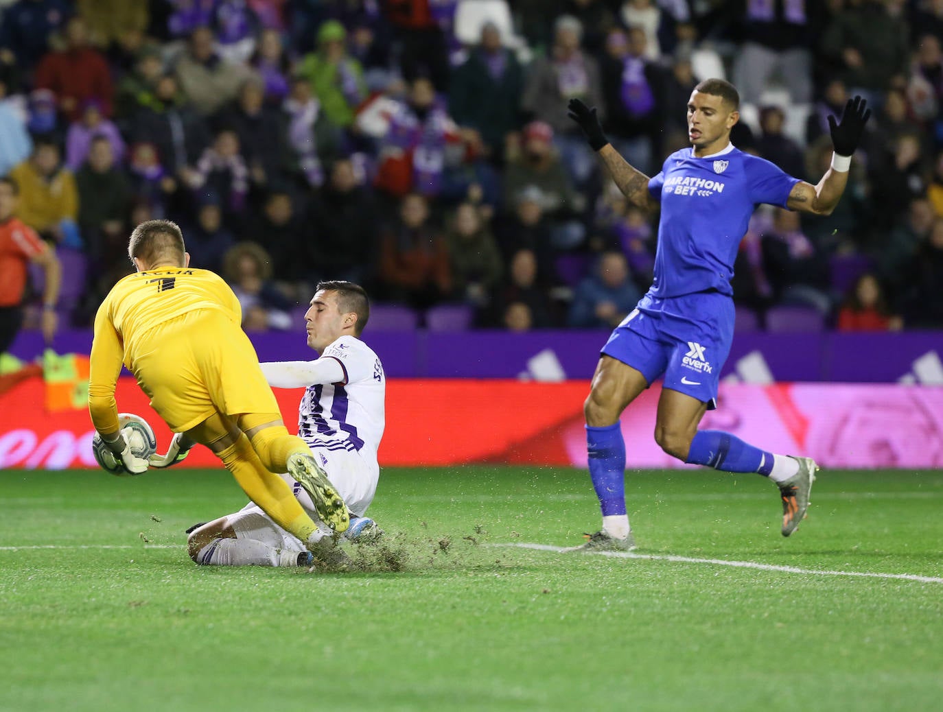 Un penalti marcado a la segunda por Banega lleva al Real Valladolid a sufrir la primera derrota de la temporada en Zorrilla.