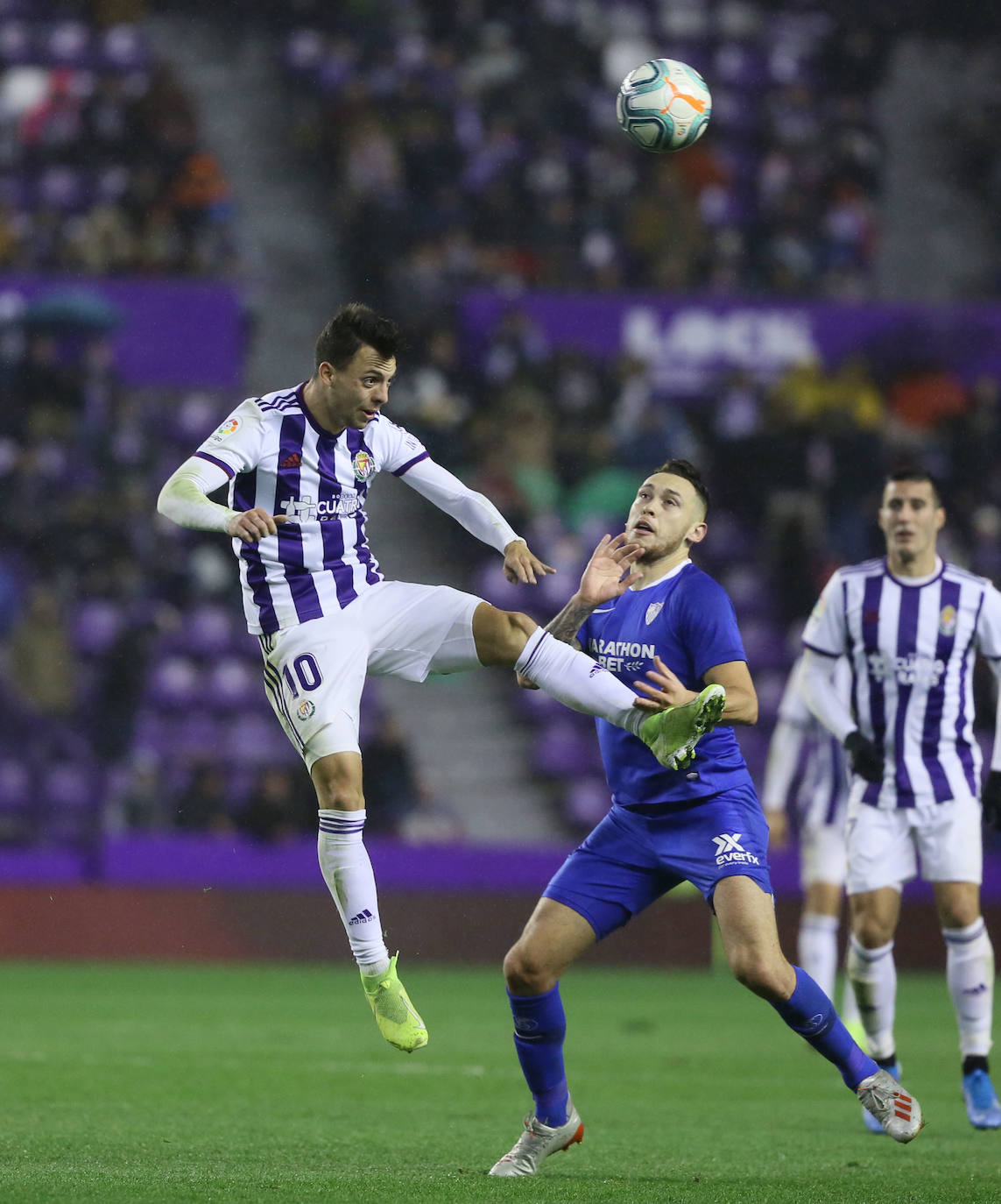 Un penalti marcado a la segunda por Banega lleva al Real Valladolid a sufrir la primera derrota de la temporada en Zorrilla.