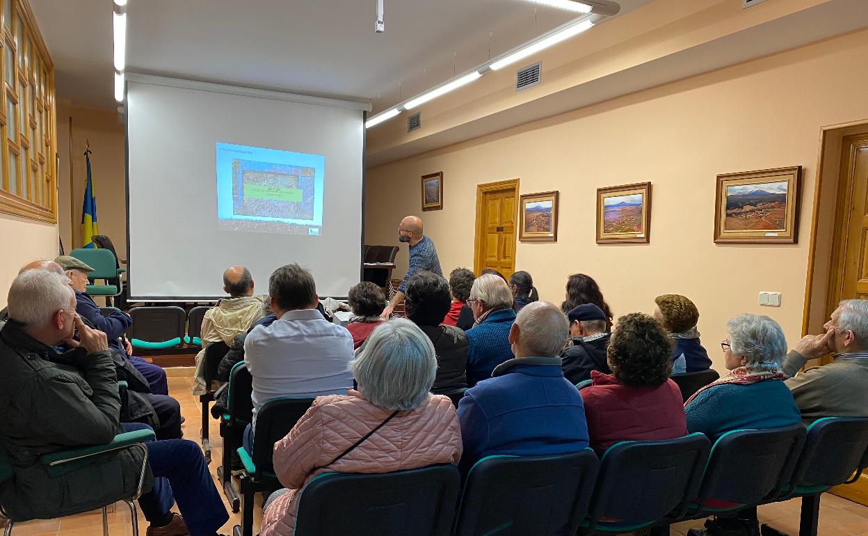 Vecinos de la localidad escuchan las explicaciones sobre el proyecto. 