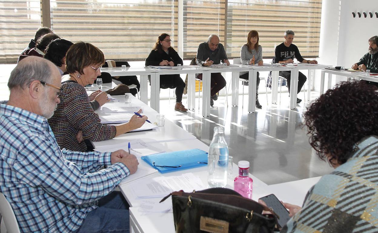 Participantes en la asamblea extraordinaria de Ganemos.