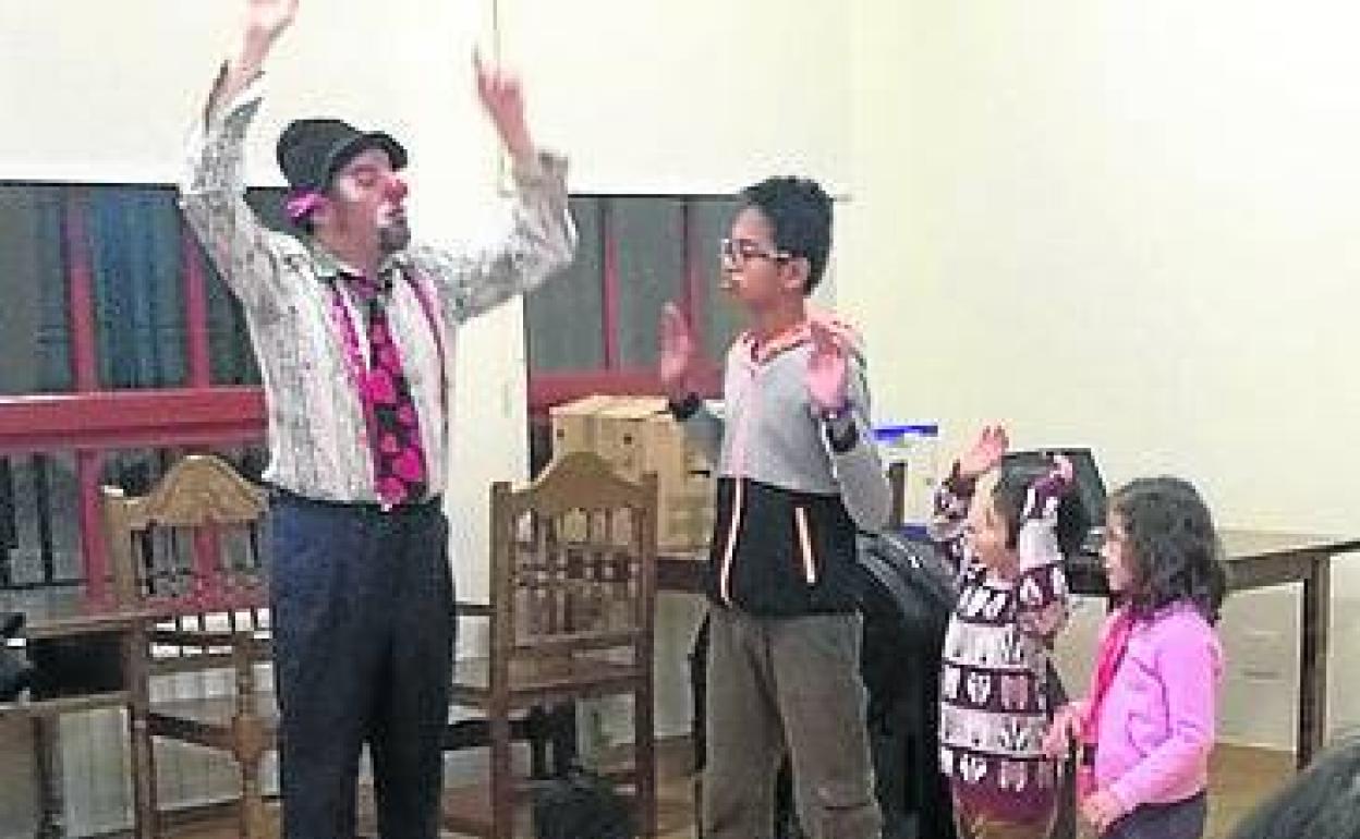 Payasos en una actuación. 