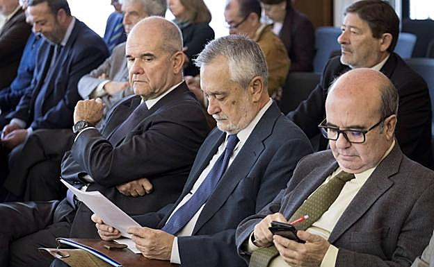 Los expresidentes de la Junta de Andalucía, Manuel Chaves (i), y José Antonio Griñán (c), junto al exconsejro de Presidencia, Gaspar Zarrías (d). 