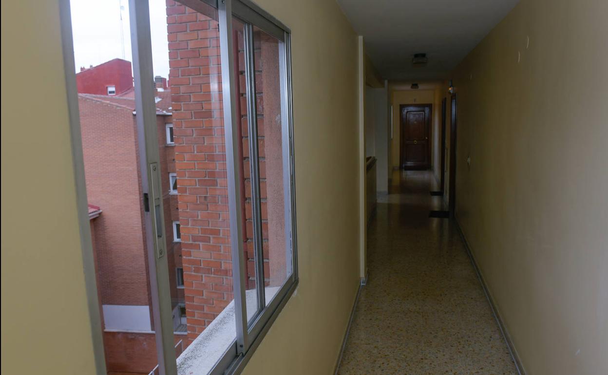 Ventana de la cuarta planta de un edificio de la calle Industrias desde la que intentó arrojarse un anciano tras presuntamente agredir a su mujer. 