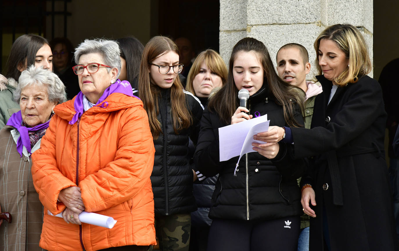 Fotos: Concentración contra la violencia de género en el Espinar