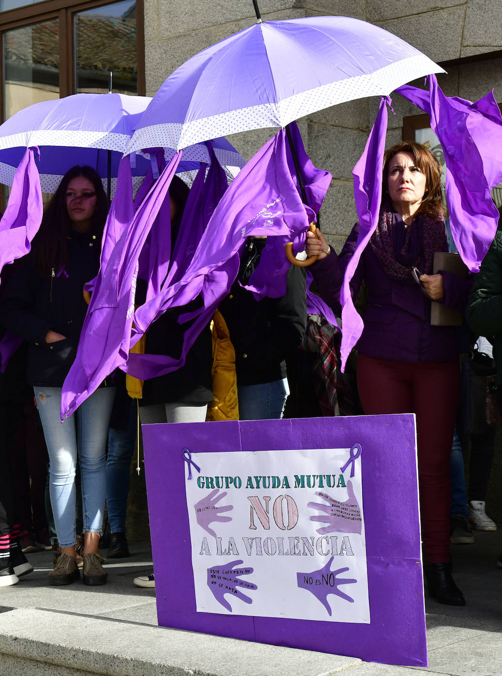 Fotos: Concentración contra la violencia de género en el Espinar