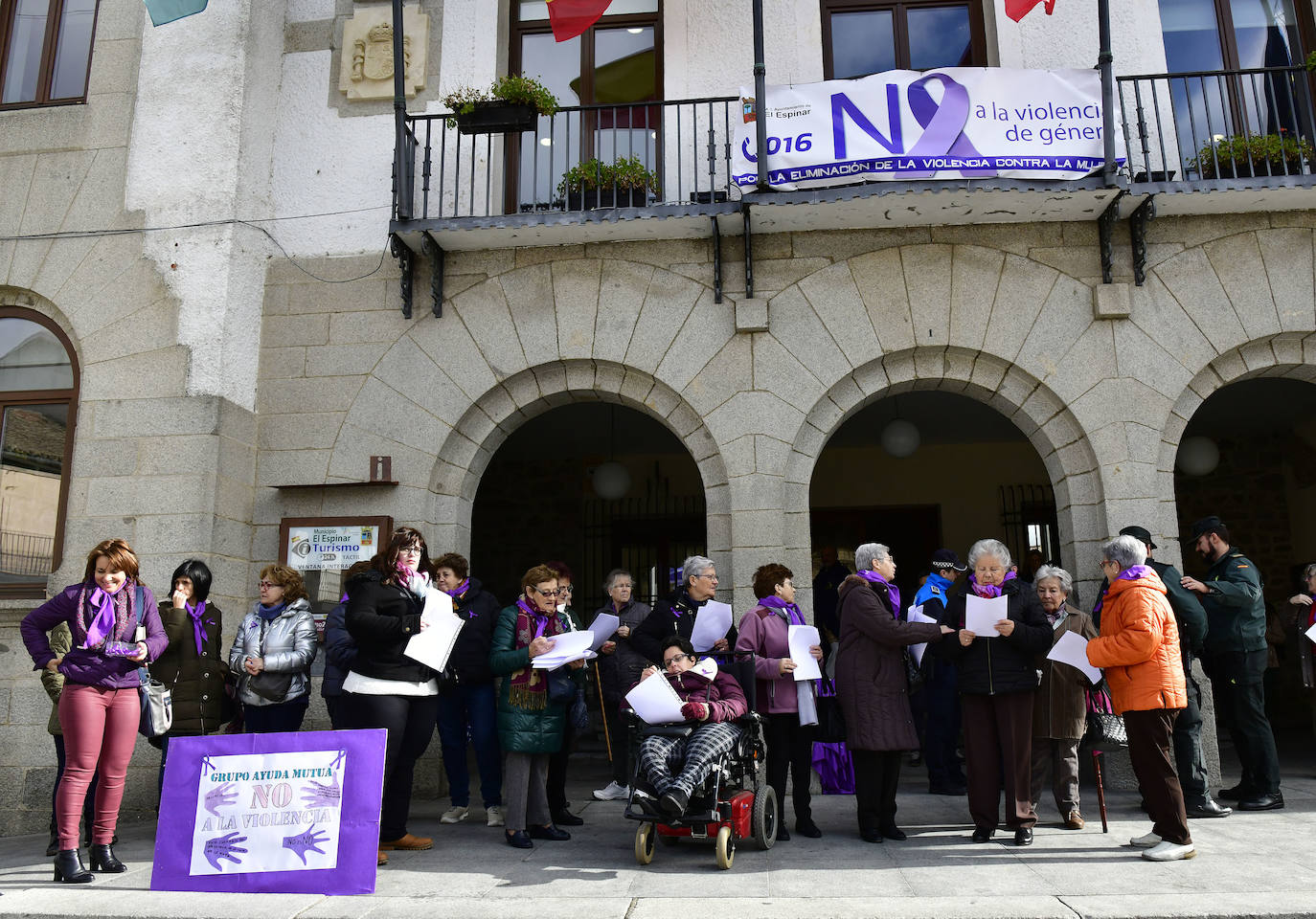 Fotos: Concentración contra la violencia de género en el Espinar