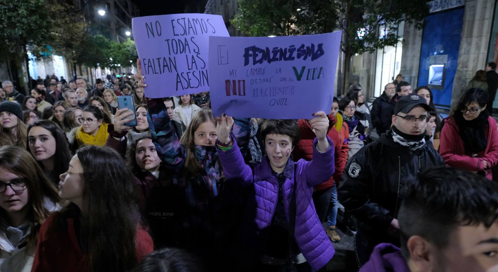 Más de 2.000 personas salieron hoy a las calles del centro de la ciudad convocadas por la Coordinadora de Mujeres 