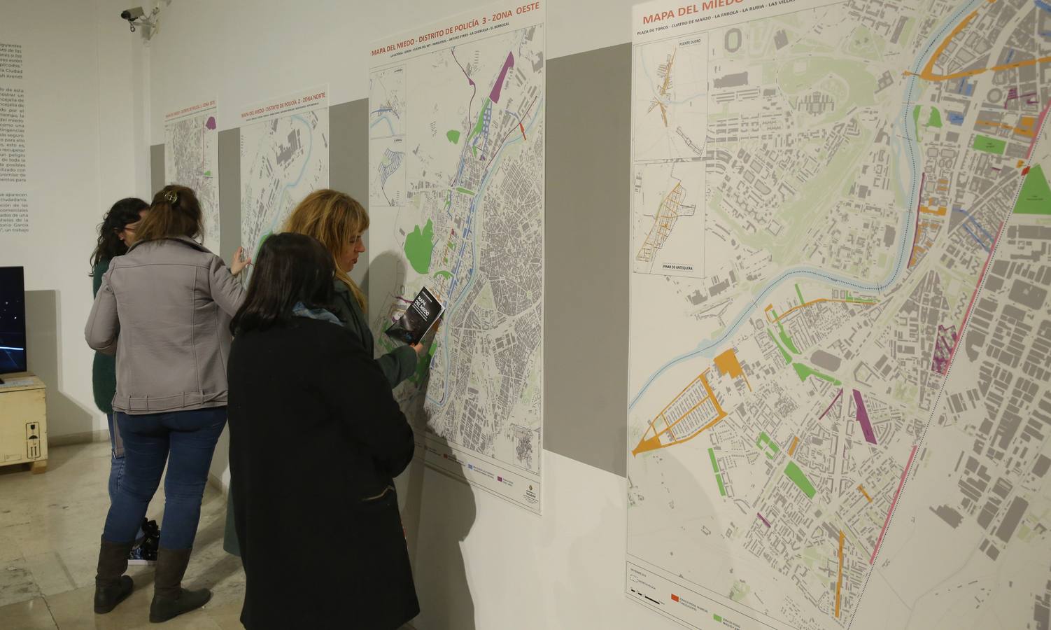 Un conjunto de mapas de los diferentes distritos de la ciudad en los que aparecen marcados los lugares que demandan acciones con las que ahuyentar riesgos para la ciudadanía