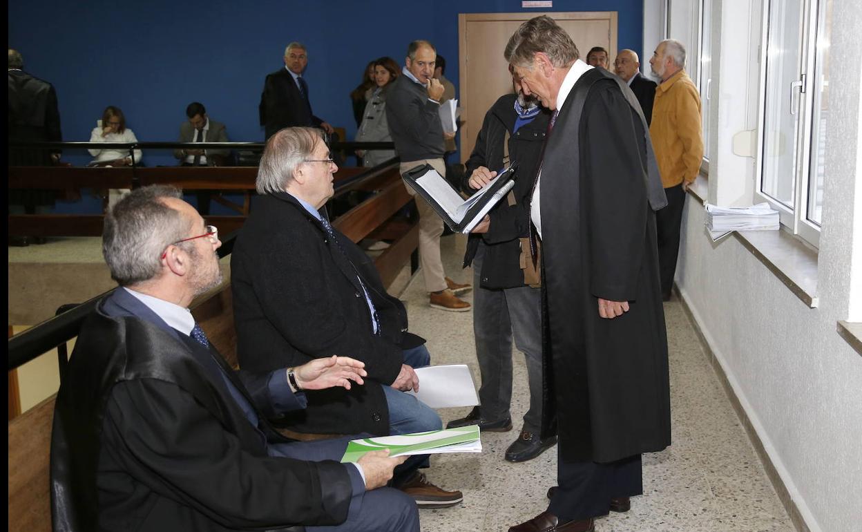 Abogados, testigos y público, antes de una de las sesiones del juicio de Gaspar Arroyo.