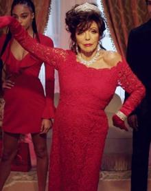 Imagen secundaria 2 - Joan Collins, la mala malísima de &#039;Dinastía&#039;, ficha por Valentino