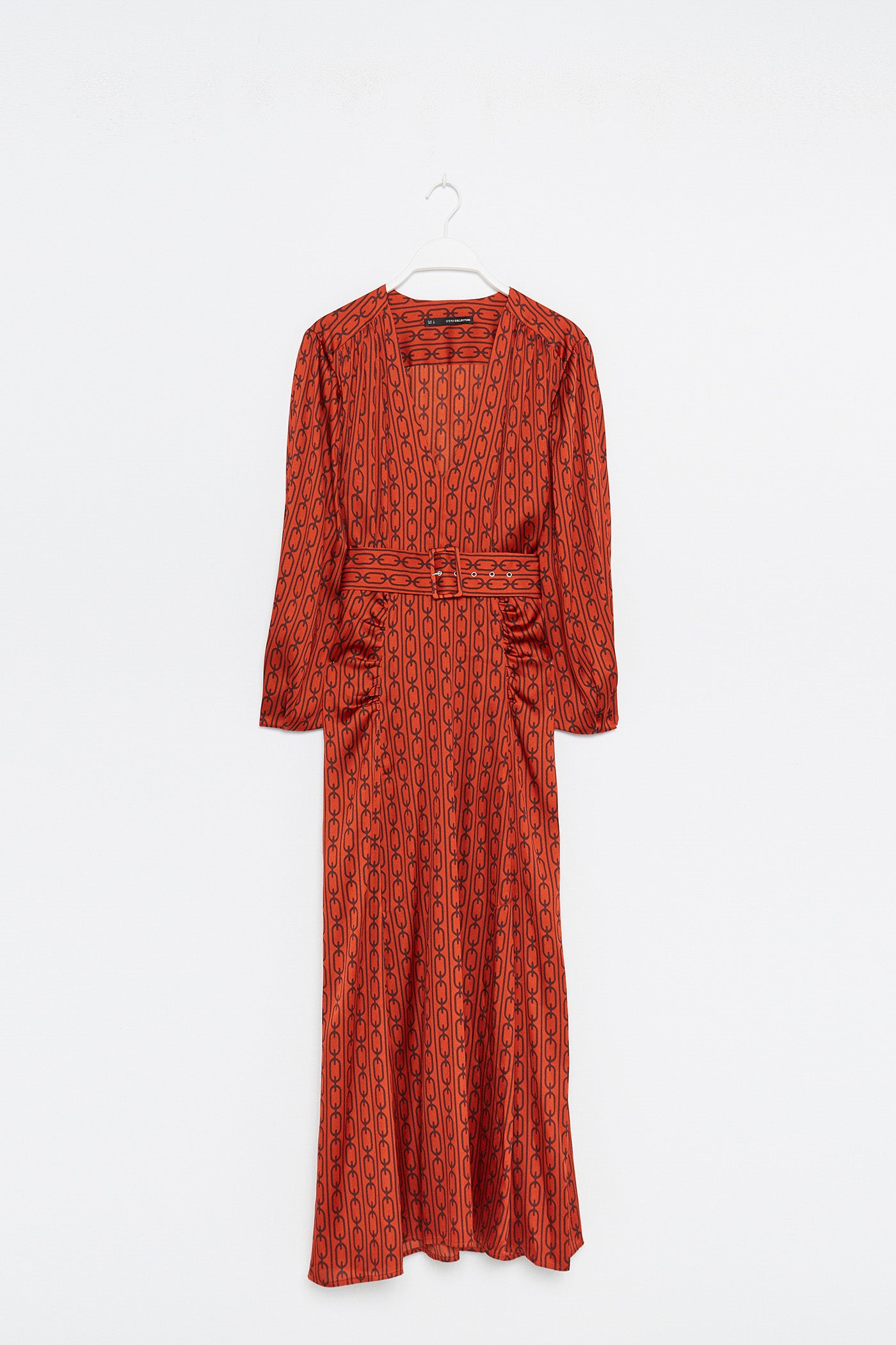 Vestido midi satinado con estampado de cadenas, de Sfera (39,99 euros).