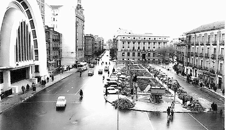 La Plaza de España, con la iglesia de la Paz, en los años 70.