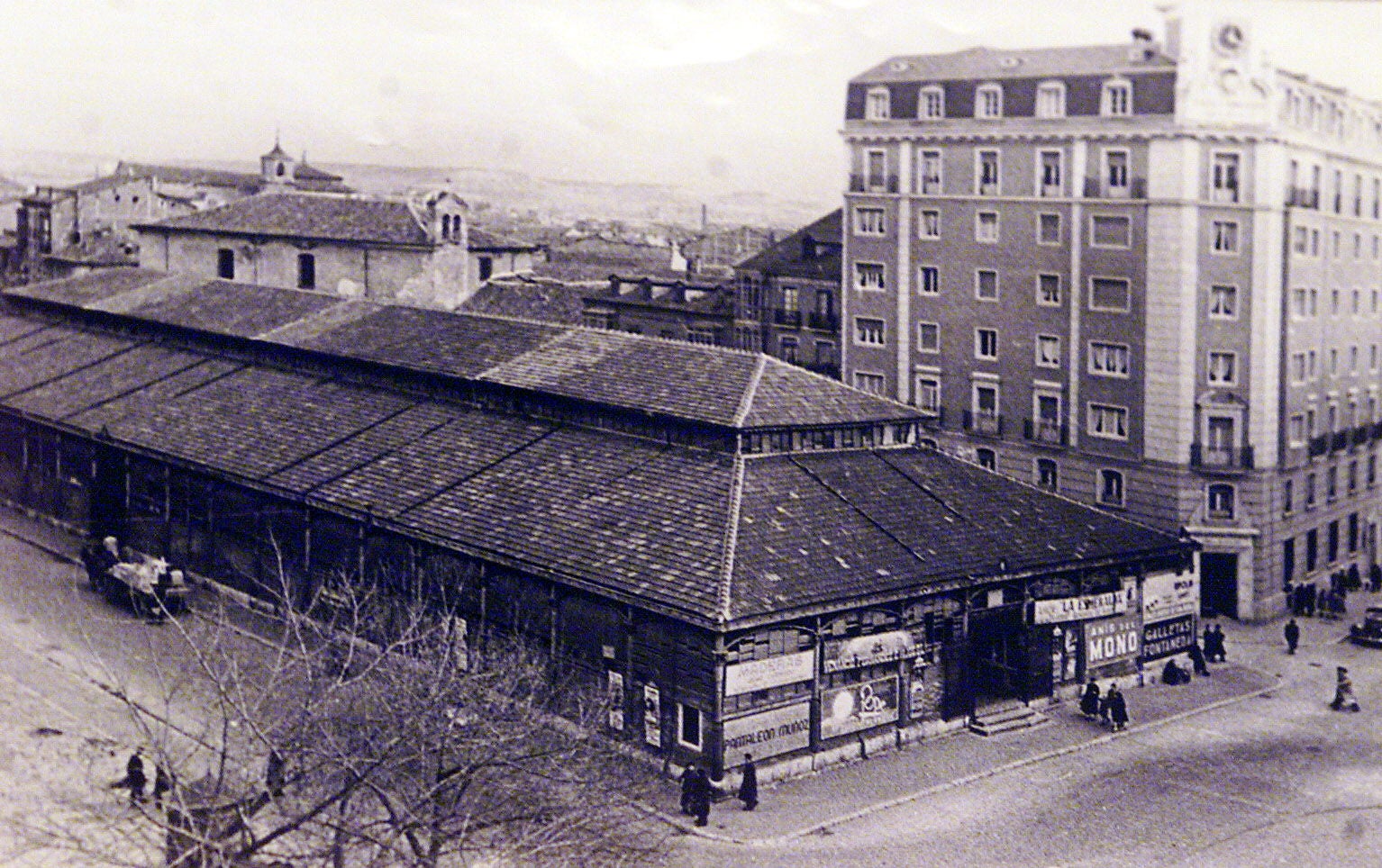 Mercado del Campillo antes de ser derribado en la actual Plaza de España. La iglesia de la Paz aún no existía.