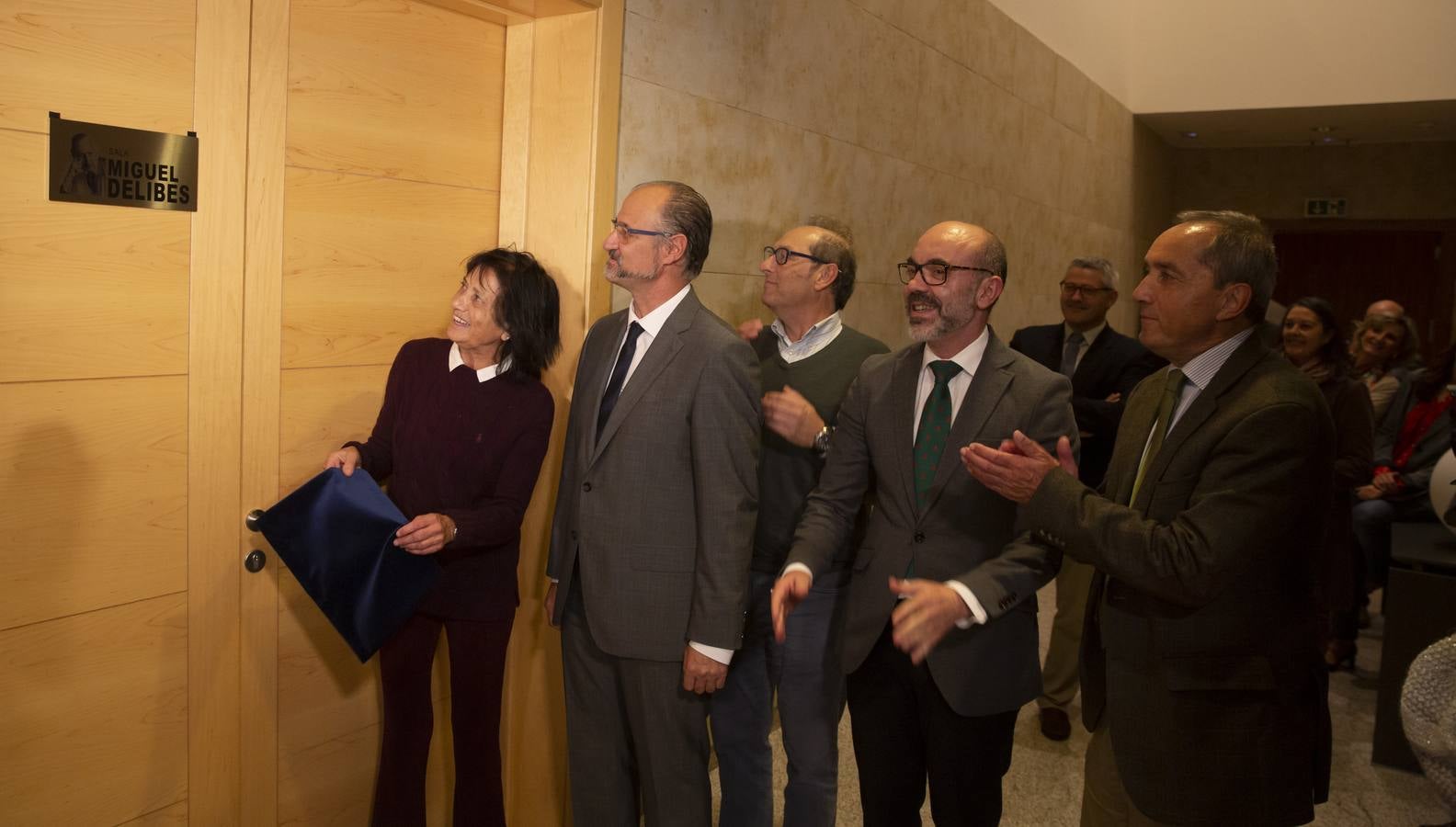 Un retrato y una placa con su nombre en la antigua sala de mesa y portavoces rinden tributo al escritor con motivo del centenario de su nacimiento 