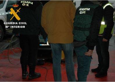 Imagen secundaria 1 - Intervención de la Guardia Civil en las naves que utilizaban los arrestados.