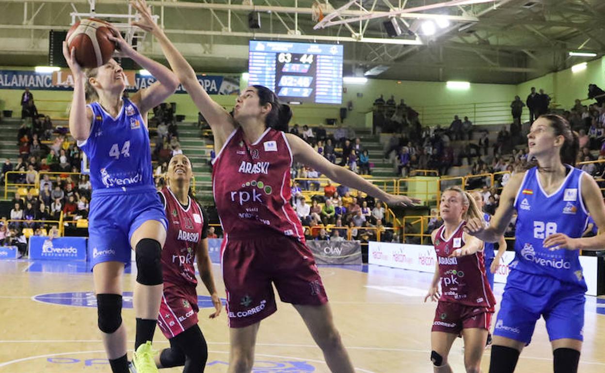 Samuelson realiza una entrada a canasta ante Araski. 