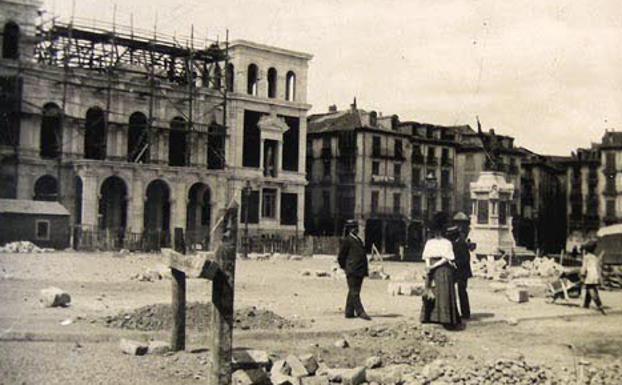 La estatua del Conde Ansúrez preside una Plaza Mayor en construcción.