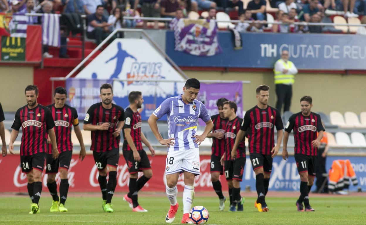 Los jugadores del Reus celebran tras Espinoza uno de los dos goles que le hicieron al Real Valladolid en el 2-0 de la penúltima jornada de la temporada 2016-2017 de Segunda División. 