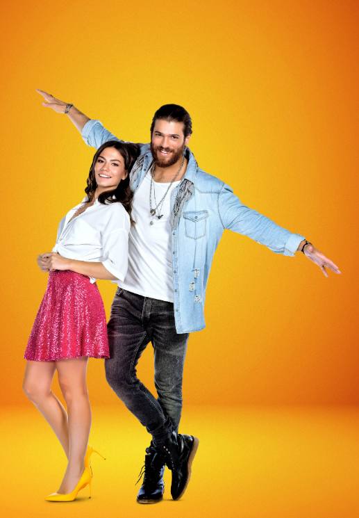 En la serie Erkenci Kuş comparte pantalla con la actriz Demet Özdemir.