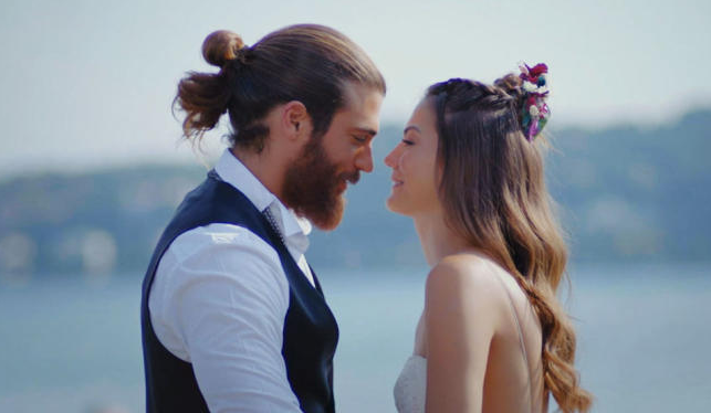 En la serie Erkenci Kuş comparte pantalla con la actriz Demet Özdemir.