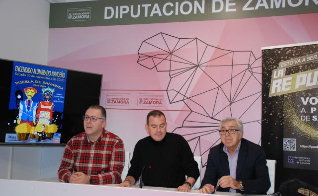 El diputado de Turismo, el presidente de la Diputación y el alcalde de Puebla de Sanabria, en la presentación. 